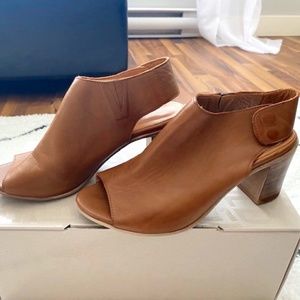 Bueno Leather strappy heels